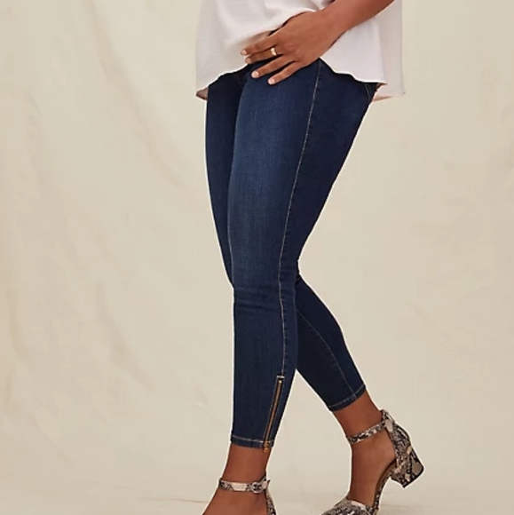 Torrid 26R Premium Stretch Medium wash button fly zipper hem jegging - Picture 2 of 7